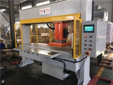 उच्च गुणवत्ता वाली फोम डालने वाली काटने की मशीन